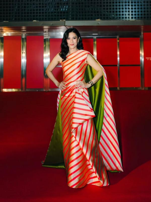 Dian Sastrowardoyo mengenakan dress pink-hijau di BIFF 2025. (Foto: Instagram)