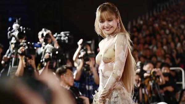 Lisa BLACKPINK menjadi kejutan spesial di Busan International Film Festival 2025. (Foto: X)