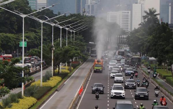 Pemprov DKI Semprot 4.000 Liter Water Mist di Jalan Protokol untuk Tekan Polusi Udara