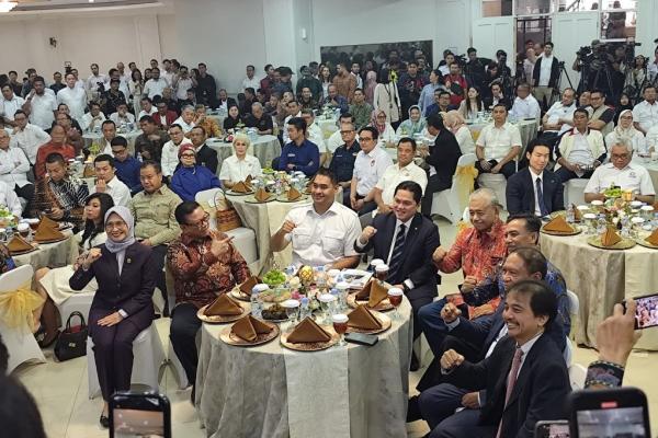 Momen Roy Suryo Duduk Semeja dengan Erick Thohir-Dito Ariotedjo saat Sertijab Menpora