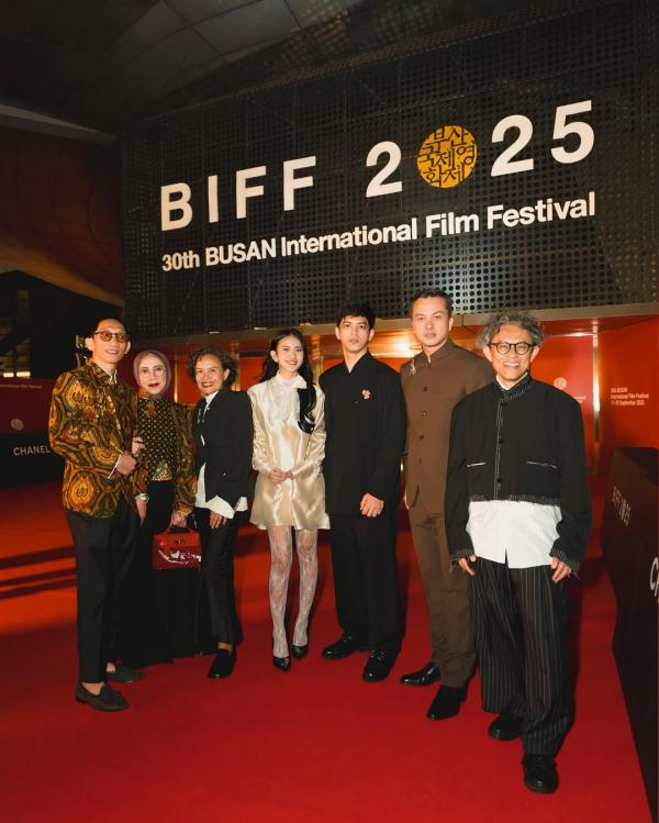 Melly Goeslaw di BIFF 2025 bersama tim film Rangga & Cinta. (Foto: Instagram)