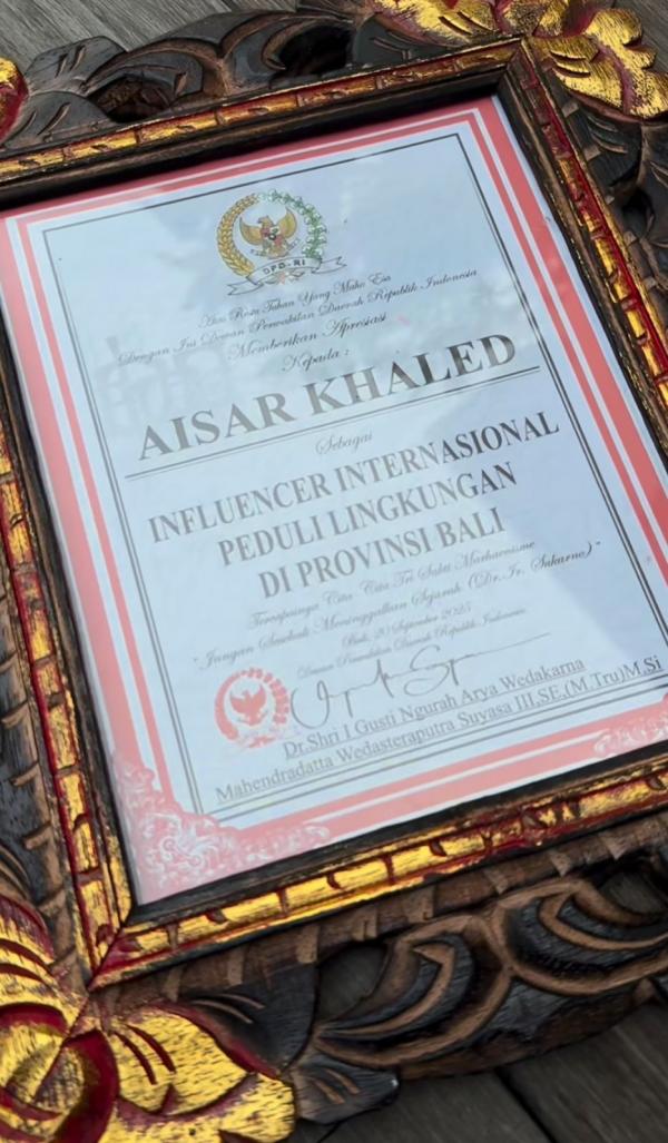 Penghargaan untuk Aisar Khaled dari Senator di Bali. (Foto: Instagram)