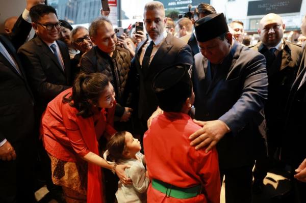 Dua anak diaspora, Hatta Sanof Kurniawan dan Adriella Namarga Pandjaitan tampil dengan pakaian adat nusantara dan menyerahkan karangan bunga kepada Presiden Prabowo. (Foto: BPMI Setpres)