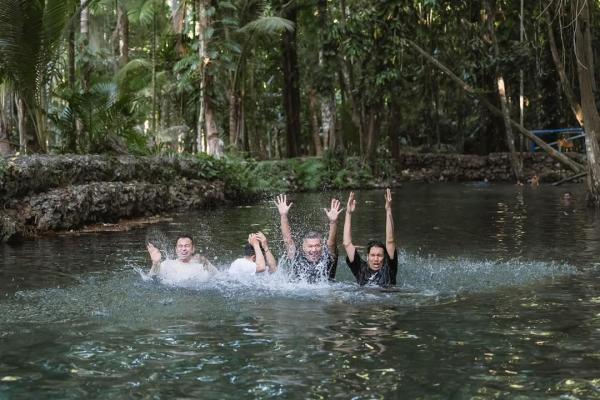 Raffi Ahmad hingga Ariel Noah di Mata Air Oemau, Rote, NTT.