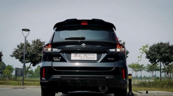 New XL7 Hybrid Alpha Kuro mempertegas tampilan elegan dan karakter kuat dengan sentuhan aksen hitam. (Foto: dok Suzuki)