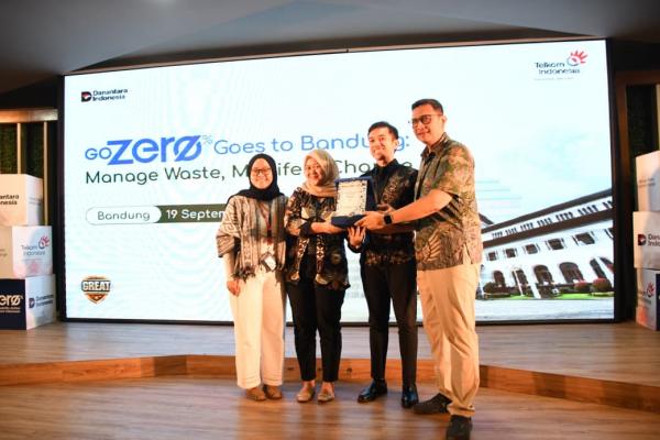 Telkom EVP Telkom Regional 2 Edie Kurniawan saat memberikan hadiah kepada juara Innovation Festival. (Foto: dok Telkom)