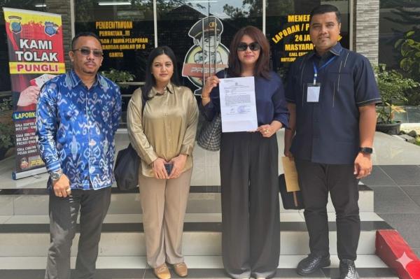 Kuasa hukum influencer Heraloebs Kuasa hukum influencer Heraloebs saat melaporkan akun Ferry Irwandi ke Polda Sumut. (Foto: iNews Medan)