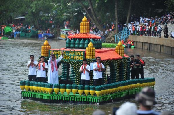 Penampakan perahu hasil daur ulang botol plastik AMDK memeriahkan Peringatan Hari Sungai Sedunia di aliran Sungai Ciliwung, Jakarta Timur, Minggu (28/9/2025). (Foto: Ist)