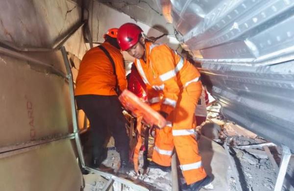 Tim SAR mengevakuasi korban reurntuhan musala ambruk di Ponpes Al Khoziny, Sidoarjo, Senin (29/9/2025). (Foto: ist)