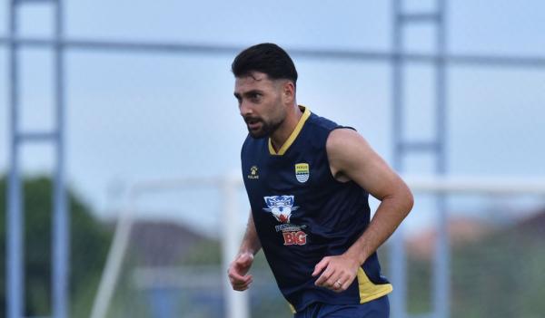 Bek Persib Bandung Frans Putros pernah tiga musim membela Port FC, klub yang menjadi rival langsung Bangkok United di Thai League. (Foto: Persib)
