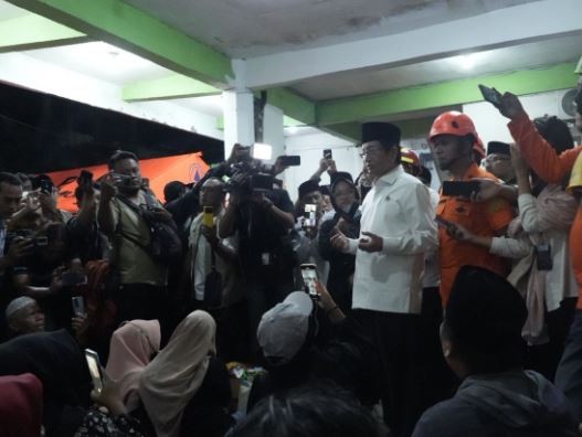 Menteri Agama Nasaruddin Umar memanjatkan doa bagi korban dan keluarga atas tragedi ambruknya bangunan Ponpes Al Khoziny, Sidoarjo. (Foto: ist)