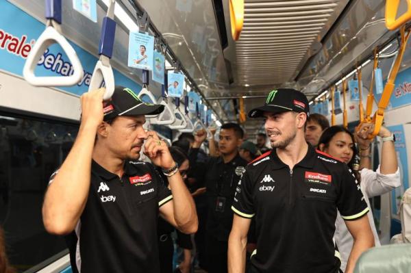 Duo pembalap Pertamina Enduro VR46, Franco Morbidelli dan Fabio Di Giannantonio, menjajal MRT di Jakarta, Rabu (1/10/2025). (Foto: Pertamina Lubricants)
