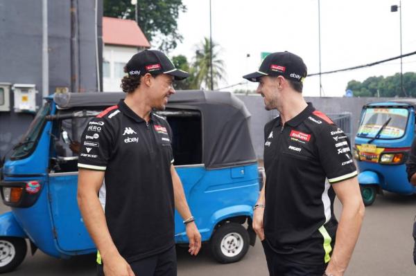 Duo pembalap Pertamina Enduro VR46, Franco Morbidelli dan Fabio Di Giannantonio, kompak naik bajaj di Jakarta, Rabu (1/10/2025). (Foto: Pertamina Lubricants)