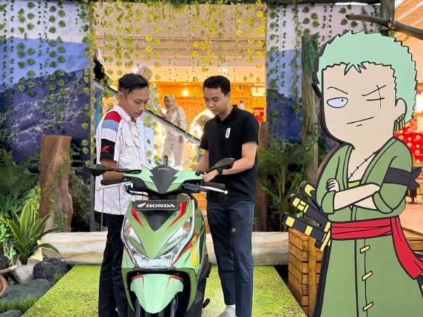 Pengunjung melihat-lihat unit kolaborasi Honda BeAT One Piece Tahilalats – Zoro dan Sanji. (Foto: dok AHM)