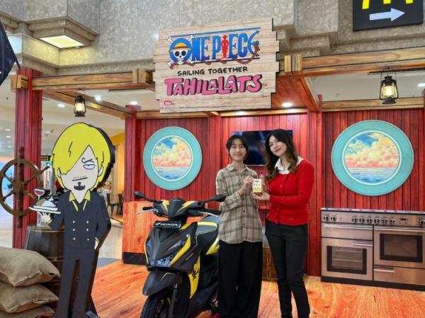 Pengunjung yang mendapatkan hadiah blind box keychain BeAT One Piece Tahilalats. (Foto: dok AHM)