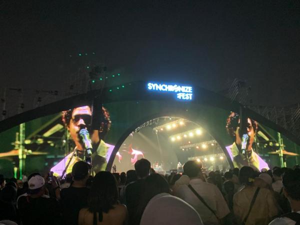 Hindia di Synchronize Fest 2025. (Foto: Ravie Wardani)