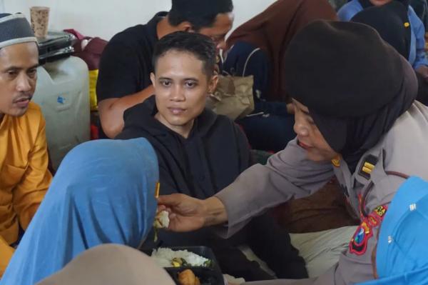 Polwan dampingi keluarga korban Ponpes Al Khoziny ambruk di Sidoarjo, berikan trauma healing dan bantuan makanan. (Foto: Humas Polri)