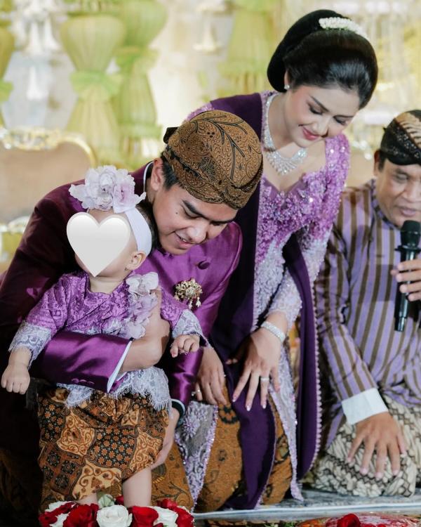 Kaesang dan Erina di momen Tedhak Siten anak pertama mereka. (Foto: Instagram)
