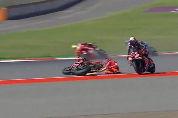 Marc Marquez (kiri) bersenggolan dengan Marco Bezzecchi pada race MotoGP Mandalika 2025 di Sirkuit Mandalika 2025, Minggu (5/10/2025) siang. (Foto: MotoGP)