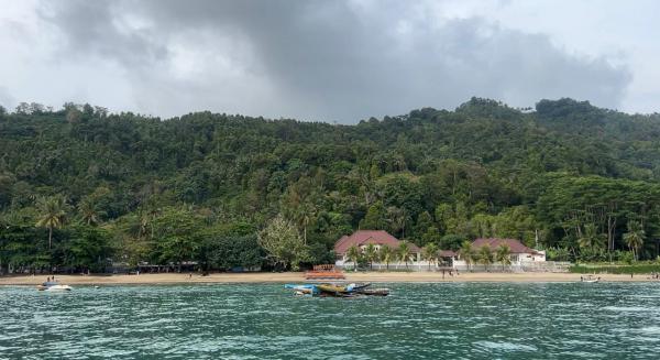 Pantai Karanggongso di Trenggalek. (Foto: Annastasya Rizqa)