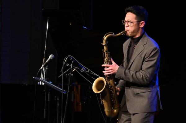 Saksofonis Dennis Junio mengalami pecah pembuluh darah. (Foto: Instagram)