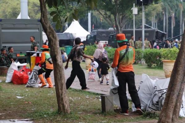 Dinas LH DKI Angkut 126,65 Ton Sampah usai HUT ke-80 TNI di Monas 