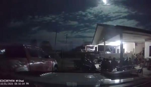 Meteor Jatuh di Sarawak Meteor jatuh di Sarawak, Malaysia pada 1 Oktober 2025. (Foto: X)