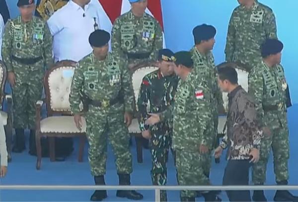 Momen SBY Tak Salami Kapolri saat Puncak HUT ke-80 TNI di Monas