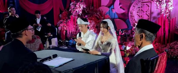 Momen akad nikah Meyden dan Hengky. (Foto: Youtube)