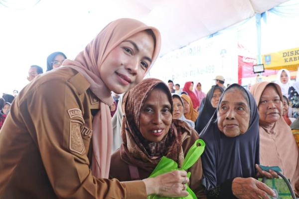 Bupati Serang Ratu Rachmatuzakiyah bersama warga Serang. (Foto: dok Pemkab Serang)