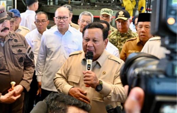 Presiden Prabowo menyerahkan harta karun bernilai fantastis ke PT Timah, yakni tanah jarang pada Senin (6/10/2025). (Foto: Sekpres)