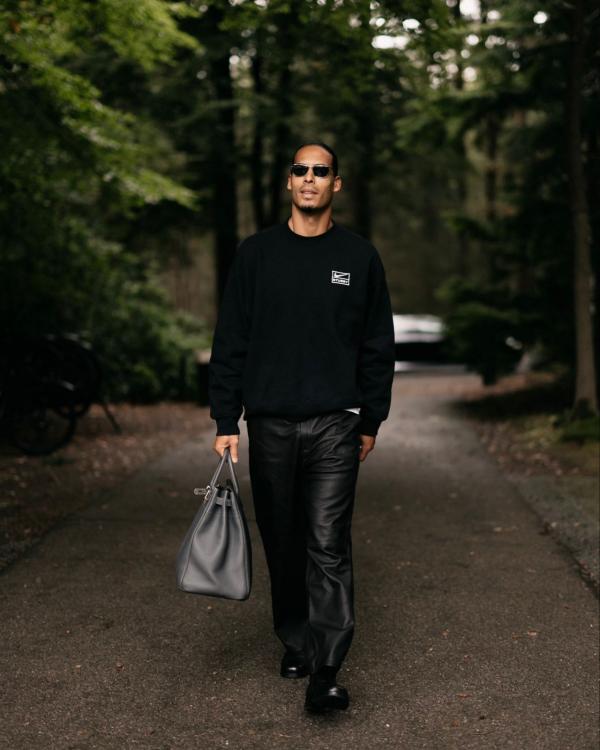 Pemain Timnas Belanda Virgil van Dijk punya tas Hermes. (Foto: X)