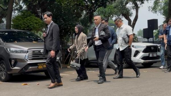 Lesti Kejora dan Rizky Billar hadiri Polda Metro Jaya. (Foto: Ravie Wardani)