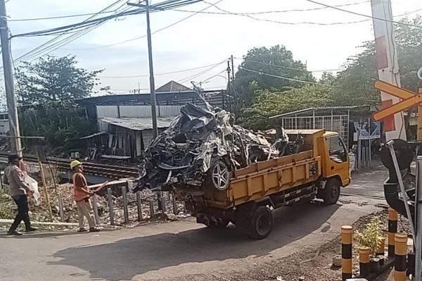 Evakuasi mobil Mercy yang hancur akibat reruntuhan bangunan di Ponpes Al Khoziny, Sidoarjo. (Foto: iNews Sidoarjo)