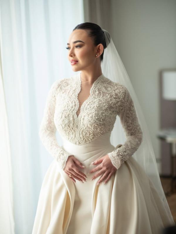 Gaun pernikahan Amanda Manopo 2 Gaun Pernikahan Amanda Manopo rancangan Hian Tjen. (Foto: Instagram)