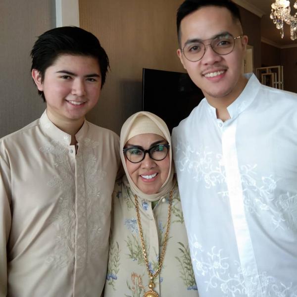 Sean Mikael Alexander, anak Olla Ramlan, dan nenek tersayang. (Foto: Instagram)