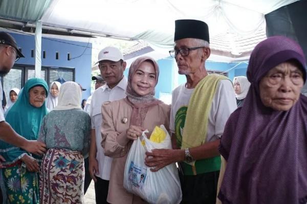 Bupati Serang Ratu Rachmatuzakiyah bersilaturahmi ke Desa Cikedung, Kecamatan Mancak. (Foto: dok Pemkkab Serang)