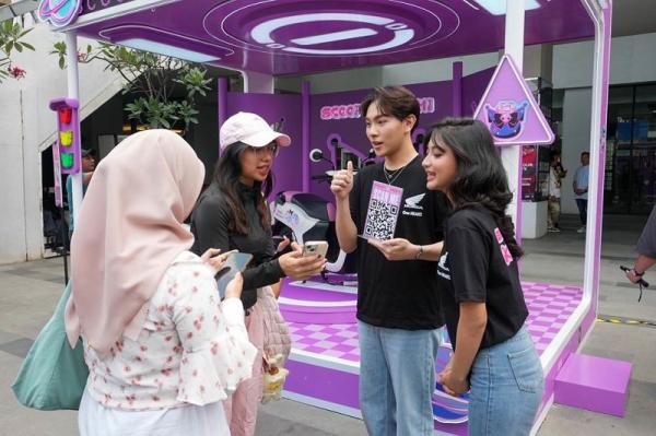 Keseruan pengunjung di booth Honda Scoopy Kuromi Limited Edition. (Foto: iNews Media Group/Anindita)