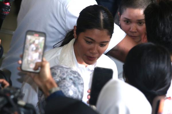 Istri Nadiem Makarim usai mendengar putusan praper Istri Nadiem Makarim usai mendengar putusan praperadilan ditolak pada Senin (13/10/2025). (Foto: iNews.id/Isra)