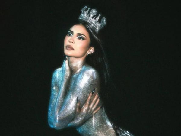 Kylie Jenner pakai mahkota rancangan Rinaldy Yunardi. (Foto: Instagram)