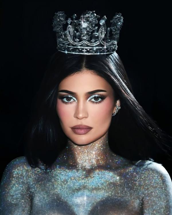 Mahkota Rinaldy Yunardi dipakai Kylie Jenner. (Foto: Instagram)