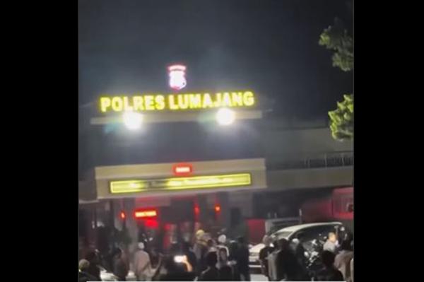 Viral Malam Mencekam di Polres Lumajang, Massa Ngamuk Serang Kantor Polisi