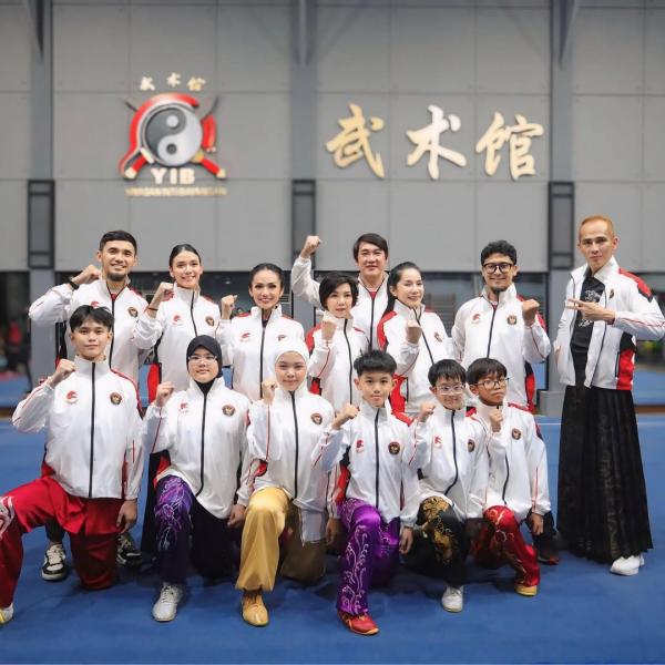 Kris Dayanti dan tim wushu Indonesia. (Foto: Instagram)