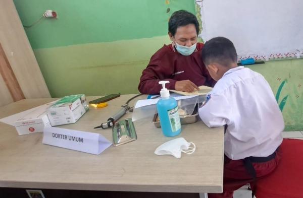 Cek kesehatan gratis untuk para siswa. (Foto: dok iNews Media Group/Agustina Wulandari)