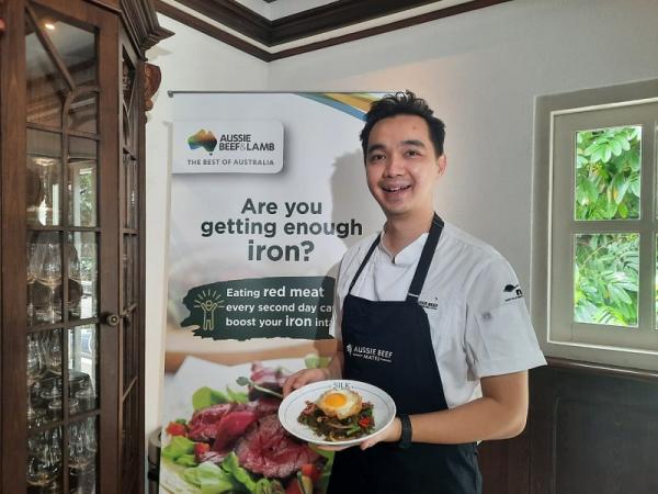 Chef Freddie saat menyajikan Pad Kaprao di workshop bersama MLA Indonesia. (Foto: iNews Media Group/Anindita)