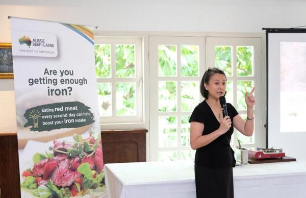 Sport Nutritionist Emilia Achmadi Sport Nutritionist Emilia Achmadi memaparkan pentingnya zat besi untuk tubuh. (Foto: dok MLA)