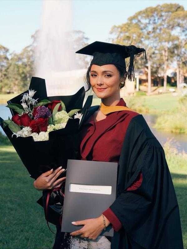 Amanda Rawles lulus kuliah di kampus Australia. (Foto: Instagram)