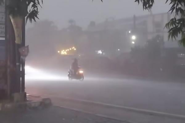 Waspada! BMKG Prediksi Pulau Jawa bakal Diguyur Hujan Lebat pada Periode Nataru