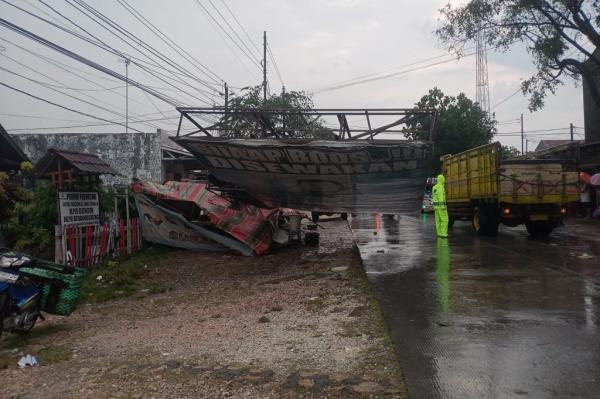 Hujan Deras dan Angin Kencang Terjang Semarang, Puluhan Rumah Rusak Berat