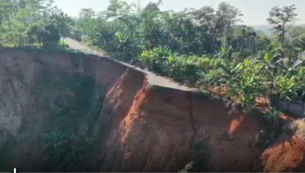 Jalur Semarang–Demak Amblas Tergerus Longsor, Aktivitas Warga Terganggu